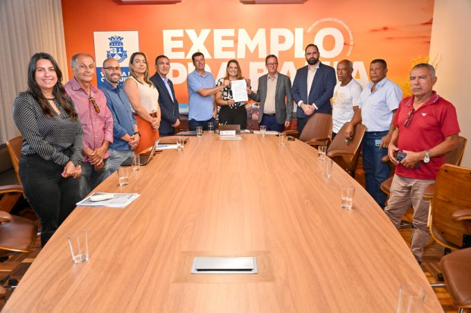 Governo Municipal assina decreto que regulamenta serviço de táxi em Vitória da Conquista