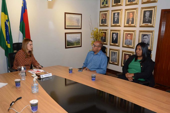 Prefeita Sheila Lemos recebe representantes do bairro Primavera em audiência