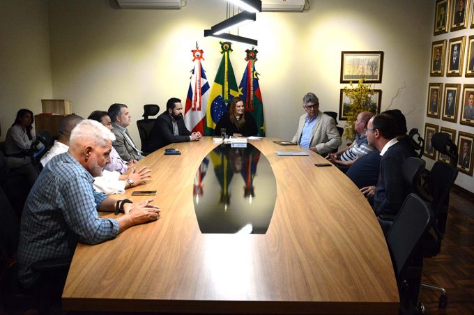 Prefeita Sheila Lemos se reúne com representantes do Movimento Invasão Zero