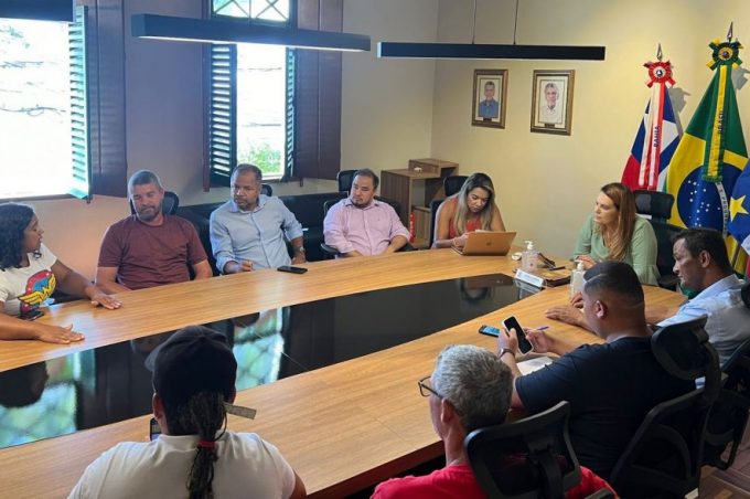 Em reunião com comerciantes, Governo Municipal destaca construção de cobertura na Praça da Bandeira
