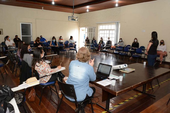 Servidores participam de reunião de análise crítica sobre o sistema de gestão da qualidade ISO 9001
