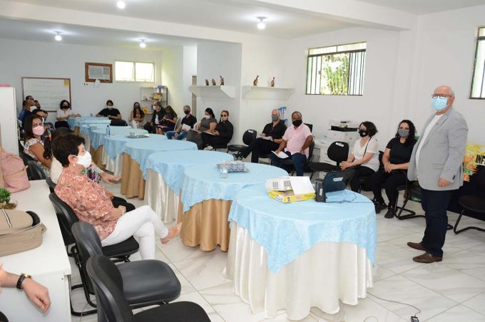 Reunião semanal promove integração entre setores da Educação e homenageia professores