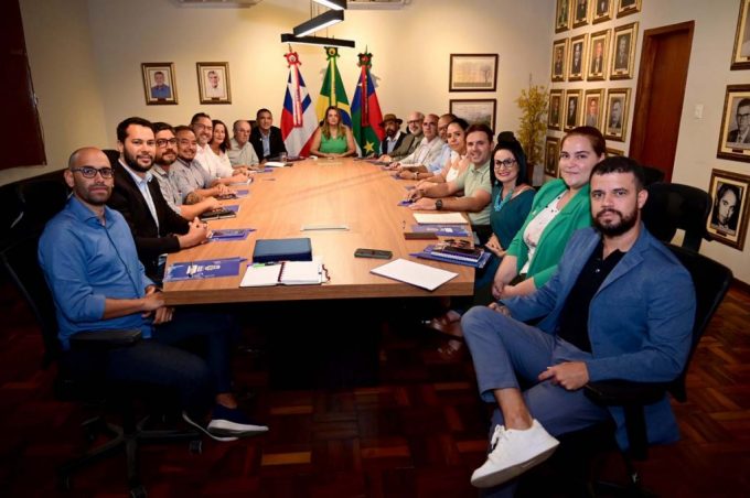 Em reunião com secretários, prefeita Sheila Lemos define rumos da gestão municipal