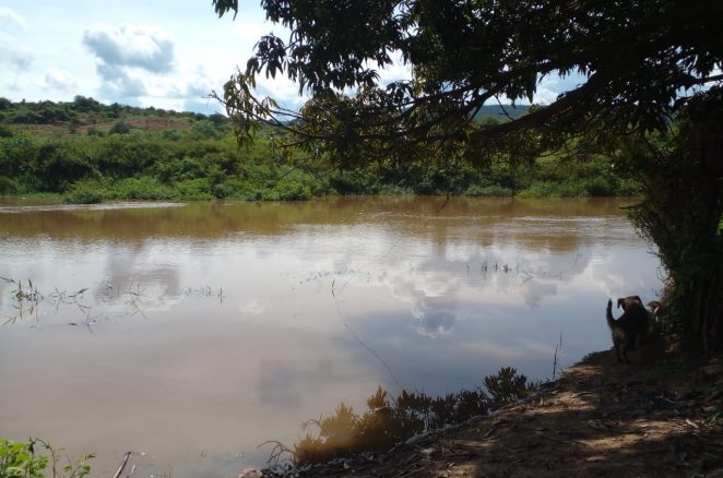 Defesa Civil monitora vazão de água em Barreiro do Rio Pardo. Nível do rio aumentou 60 cm neste domingo, 15