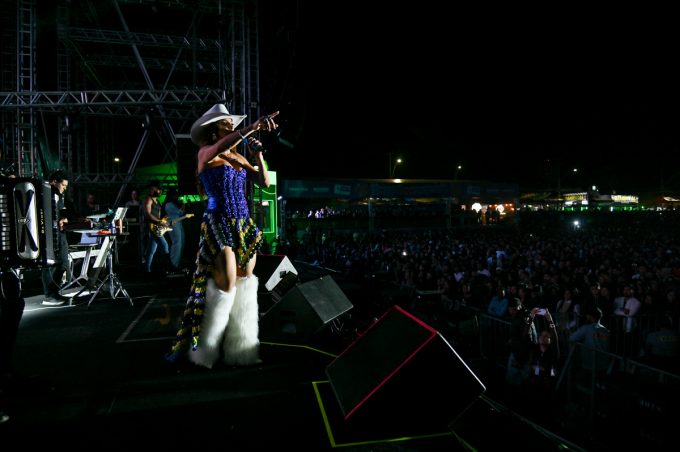 Segunda atração da noite, Robertinha animou o público com forró de vaquejada e música brega no Arraiá da Conquista