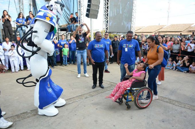 Atração do 1º Festival de Educação e Cultura de Vitória da Conquista, Robozão encanta públicos de todas as idades
