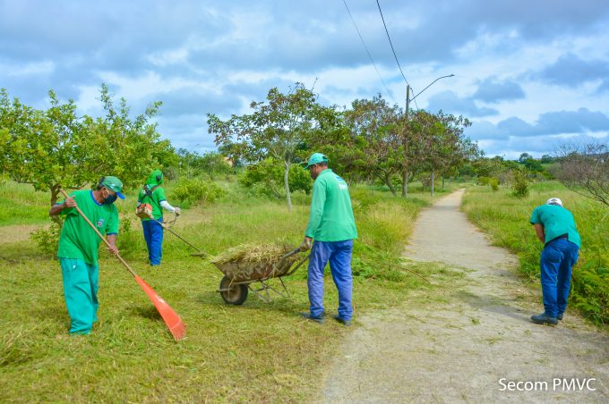 Secretaria de Meio Ambiente executa serviços de manutenção e limpeza na Lagoa das Bateias e Praça Gerson Sales