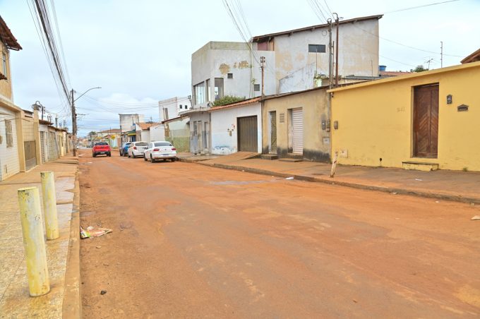Prefeitura acompanha obra da Embasa na Rua Monte Castelo e aguarda correção de falhas para recompor pavimento da via