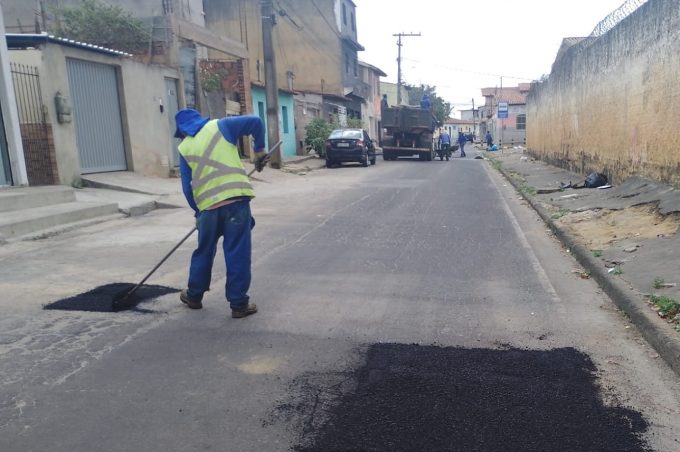 Prefeitura amplia manutenção asfáltica e recupera vias em diferentes bairros
