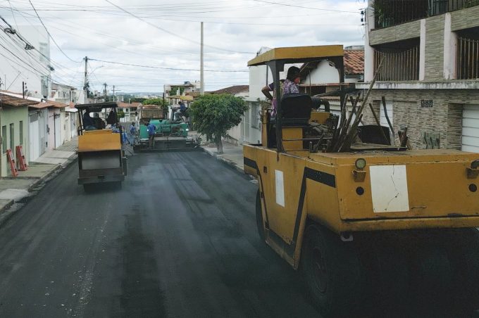 Acelera Conquista: Prefeitura finaliza recapeamento asfáltico na Rua da Barragem, no bairro Guarani