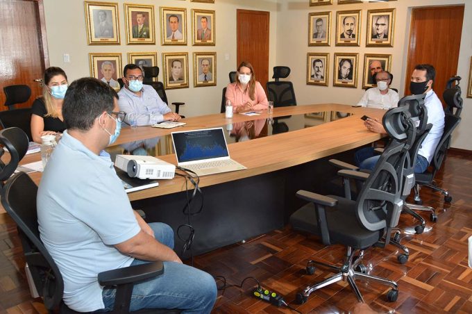 Prefeita em exercício e Comitê de Crise discutem novas medidas de restrição
