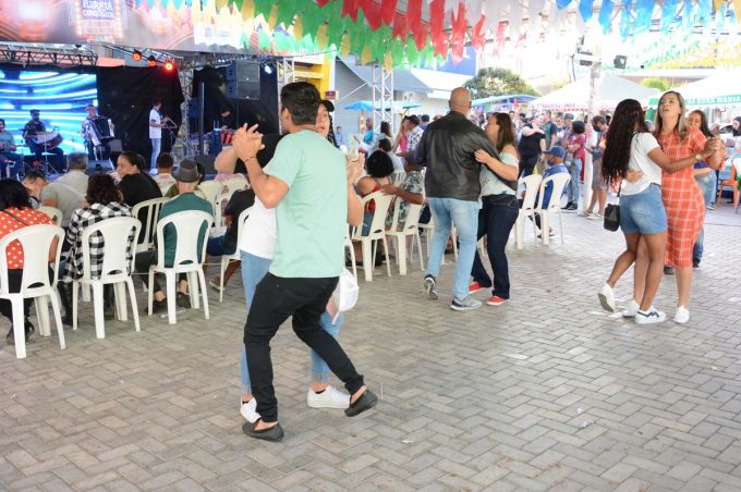Café com Xote e Zequinha do Acordeon fecharam primeira semana do Arraiá da Conquista na praça. Segunda tem mais
