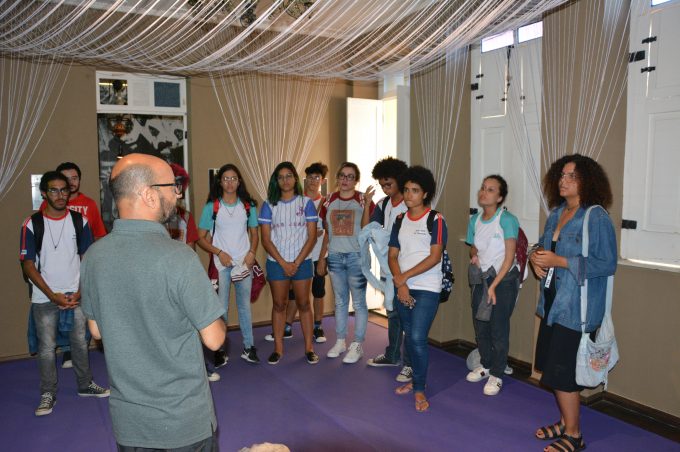 Estudantes fazem visita guiada à Mostra Glauber Rocha