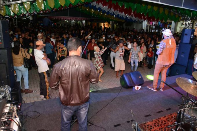 Arraiá da Conquista anima forrozeiros e também o comércio da Praça 9 de Novembro.