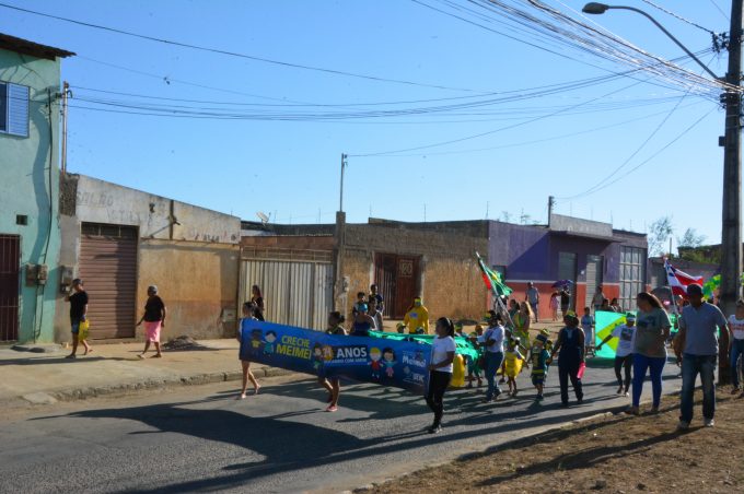 Creche Lar da Criança Meimei realiza desfile cívico