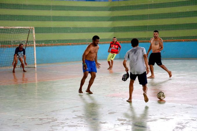 Creas Pop promove partidas de futebol