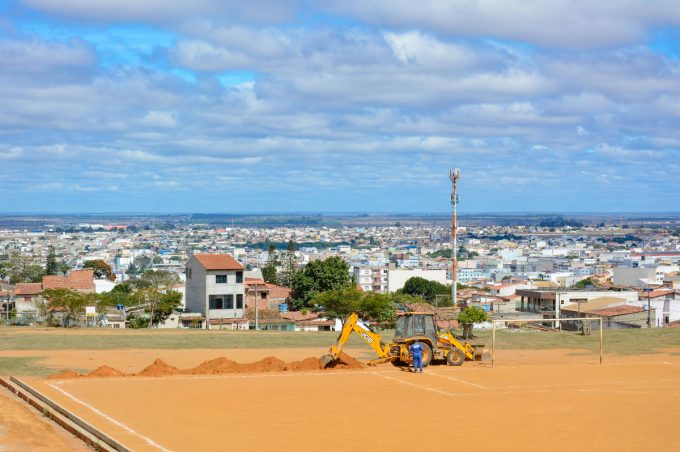 Prefeitura retoma obra no campo de futebol do Cruzeiro