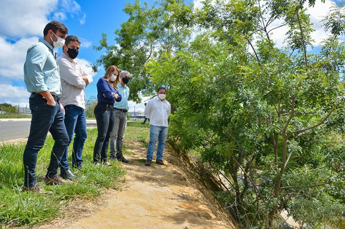 Prefeita visita locais que vão receber obras de drenagem em Vitória da Conquista