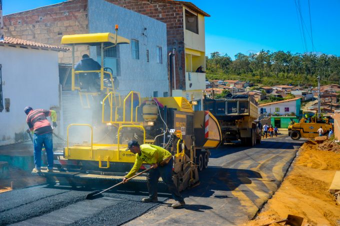 Prefeitura vistoria obras de pavimentação e drenagem no Bruno Bacelar