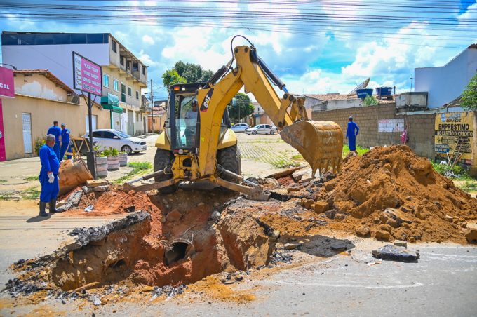 Prefeitura inicia reparo emergencial na caixa de drenagem da rua de acesso ao IFBA, na Urbis V