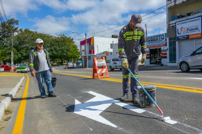 Prefeitura implanta nova sinalização na Avenida Ascendino Melo