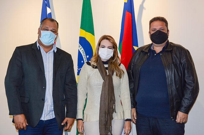 Prefeita recebe vereador Nelson de Vivi que apresenta projeto de crescimento da ovinocultura para região