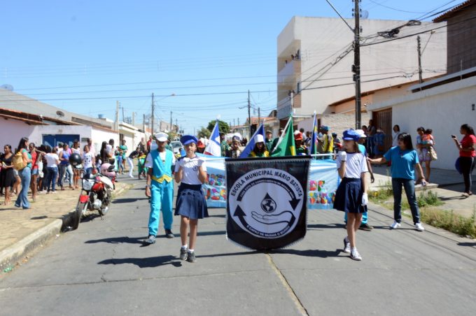 Escola Municipal Mario Batista faz desfile sobre sustentabilidade e educação para vida