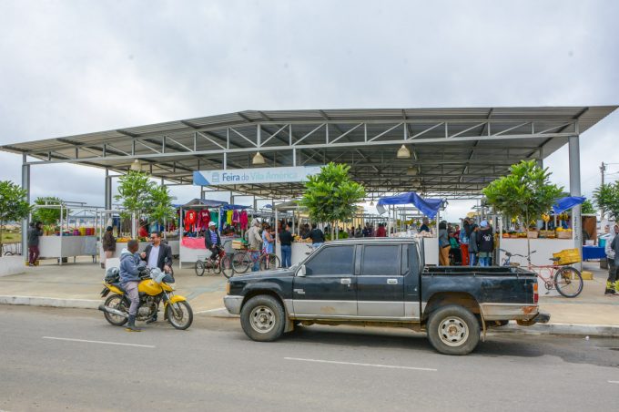 Comerciantes da Feira do Vila América comemoram novas barracas entregues pela Prefeitura
