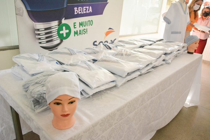 Parceria entre Prefeitura e Senac garante fardamento para profissionais do Centro Covid
