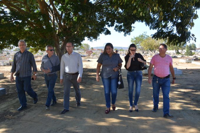 Vereadores acompanham ações da Prefeitura no Cemitério do Kadija