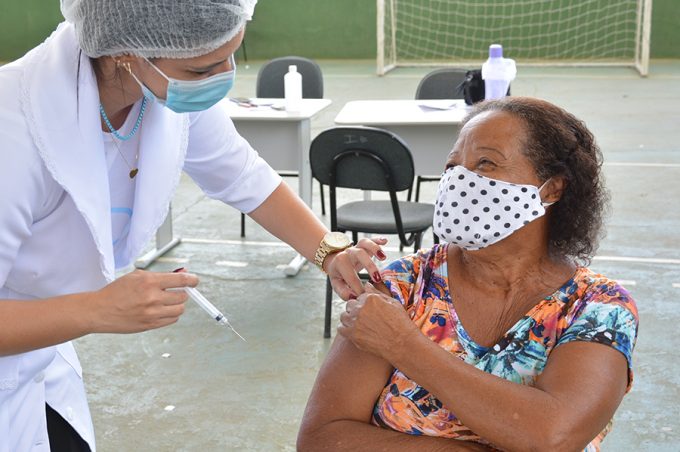 Idosos de 75 anos recebem a primeira dose da vacina contra a Covid-19