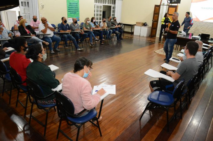 Condutores do transporte escolar recebem orientações sobre trânsito e primeiros socorros