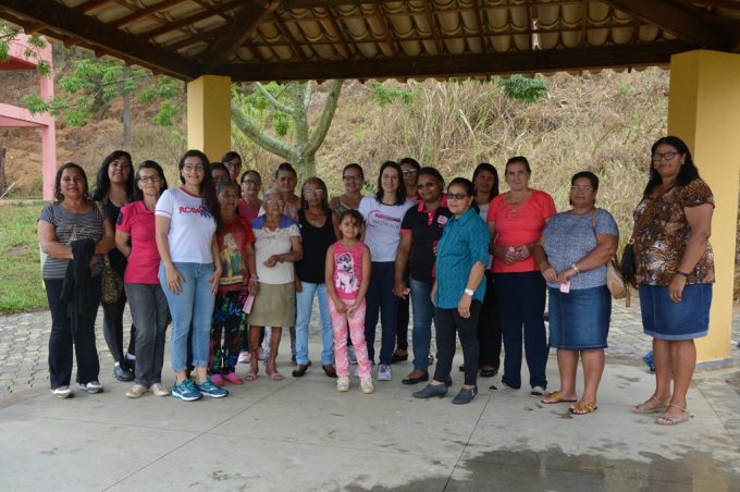 Outubro Rosa: mulheres do povoado de Simão participam de ação em Vitória da Conquista