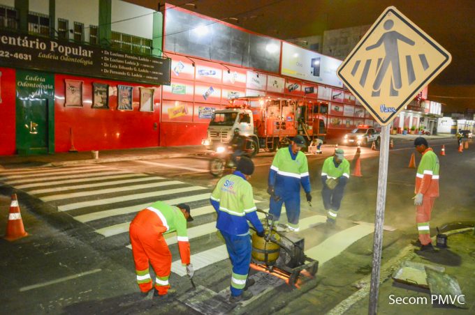 Prefeitura faz manutenção de faixas de pedestres em diversas vias da cidade
