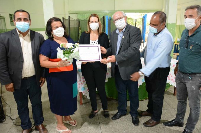 Prefeita participa de homenagem à professora Hermelinda Costa, que idealizou a Escola Municipal Maria Célia Ferraz