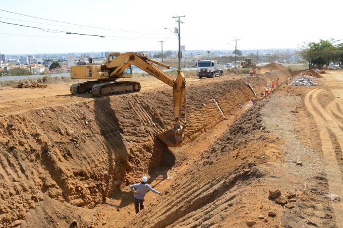 Prefeitura acompanha obras de abertura do canal de drenagem no bairro Primavera