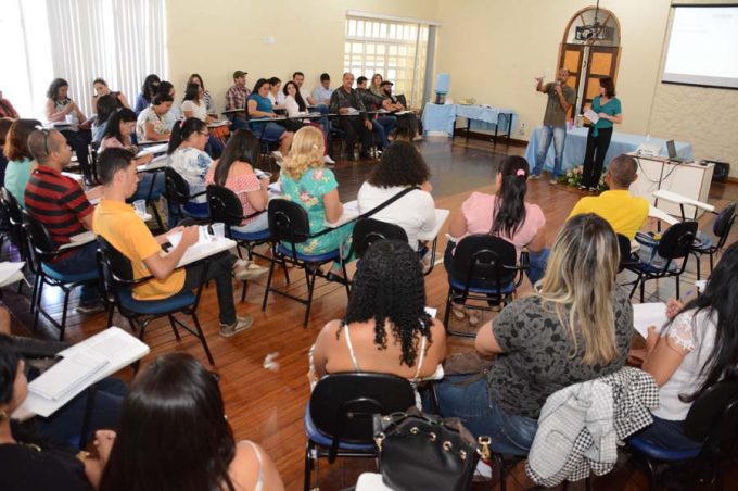 Secretários e auxiliares de secretaria da Rede Municipal de Educação participam de curso