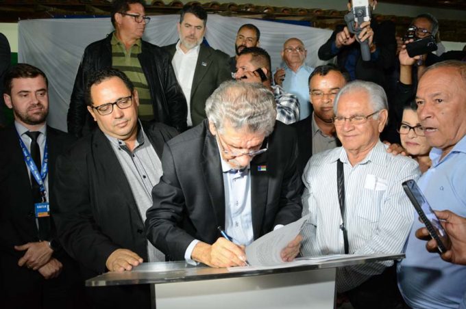 Prefeitura e população celebram assinatura da Ordem de Serviço para pavimentação do Conveima 1