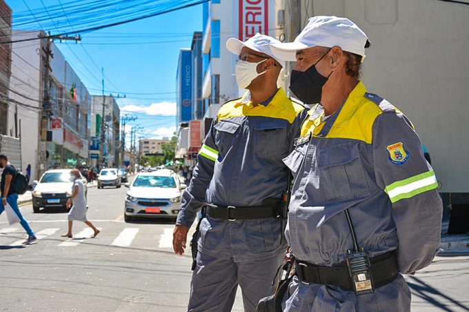 Agentes de trânsito fiscalizam cumprimento das novas regras do Código Brasileiro de Trânsito