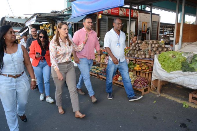 Prefeita Sheila Lemos vistoria infraestrutura da feira da Ceasa e sinaliza melhorias