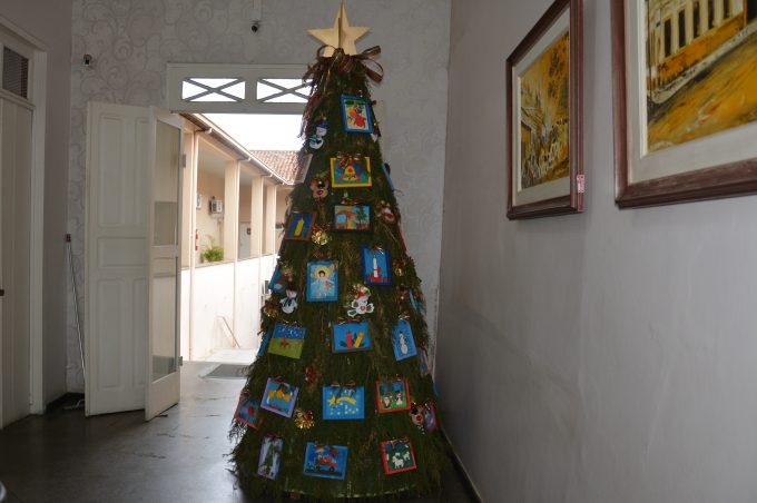 Árvore de Natal decorada por alunos da rede municipal é atração na Prefeitura