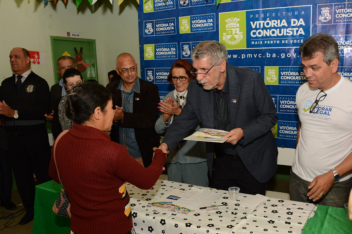 Prefeitura entrega mais de 400 escrituras no Henriqueta Prates e anuncia novidades