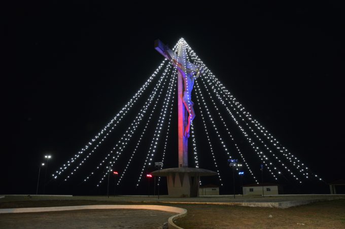 Cristo de Mário Cravo recebe iluminação de Natal