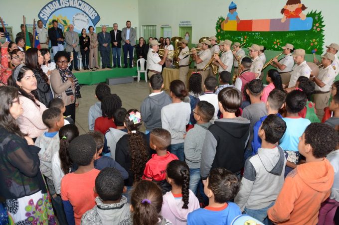 Projeto Símbolos Nacionais chega a Escola Municipal Mãe Vitória de Petu