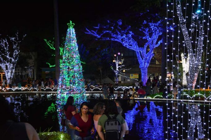Natal Conquista de Luz: Praça Tancredo Neves e Cristo de Mário Cravo se iluminam para um Natal de cores e paz
