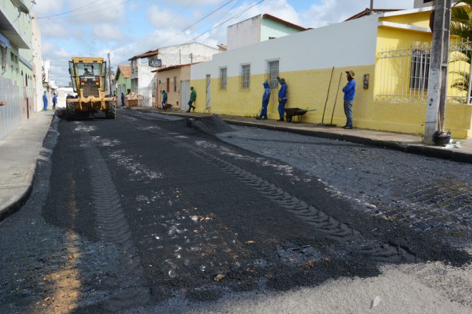 Cidade cada vez melhor: Ruas do Alto Maron recebem obras de pavimentação