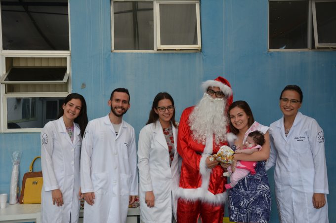 Profissionais da Fundação de Saúde de Vitória da Conquista presenteiam crianças em comemoração ao natal