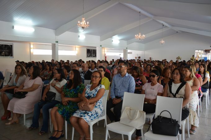 Prefeitura paga 14º salário a servidores das escolas que alcançaram meta do Ideb