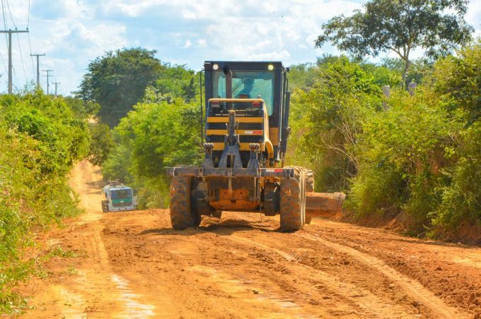 Prefeitura recupera estrada que liga sede do distrito de Iguá ao Campo Formoso
