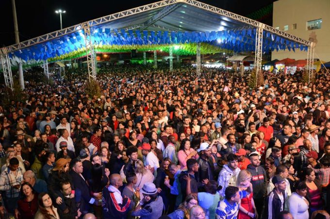 Público lota Espaço Glauber na primeira noite do Arraiá da Conquista